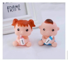 Em Bé Cầm Bình Sữa trang trí bánh kem
