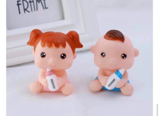 Em Bé Cầm Bình Sữa trang trí bánh kem